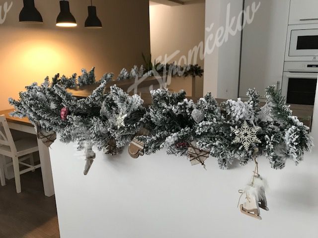 Girlanda świąteczna ośnieżona z lampkami LED 270cm