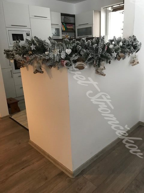 Girlanda świąteczna ośnieżona z lampkami LED 270cm