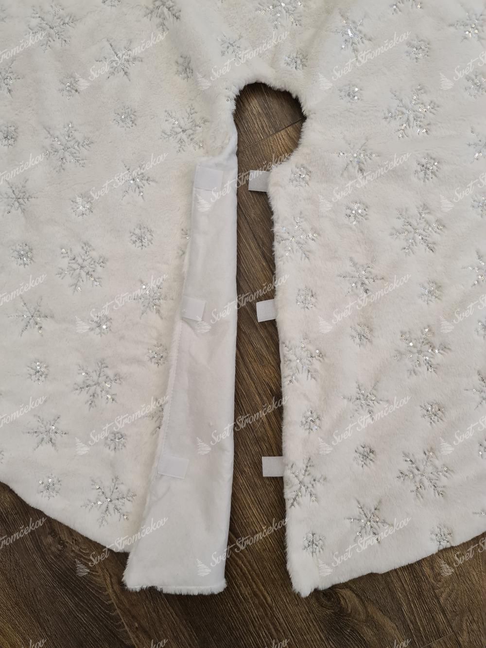 Dywanik biały pod choinkę ze srebrnymi płatkami śniegu 122cm