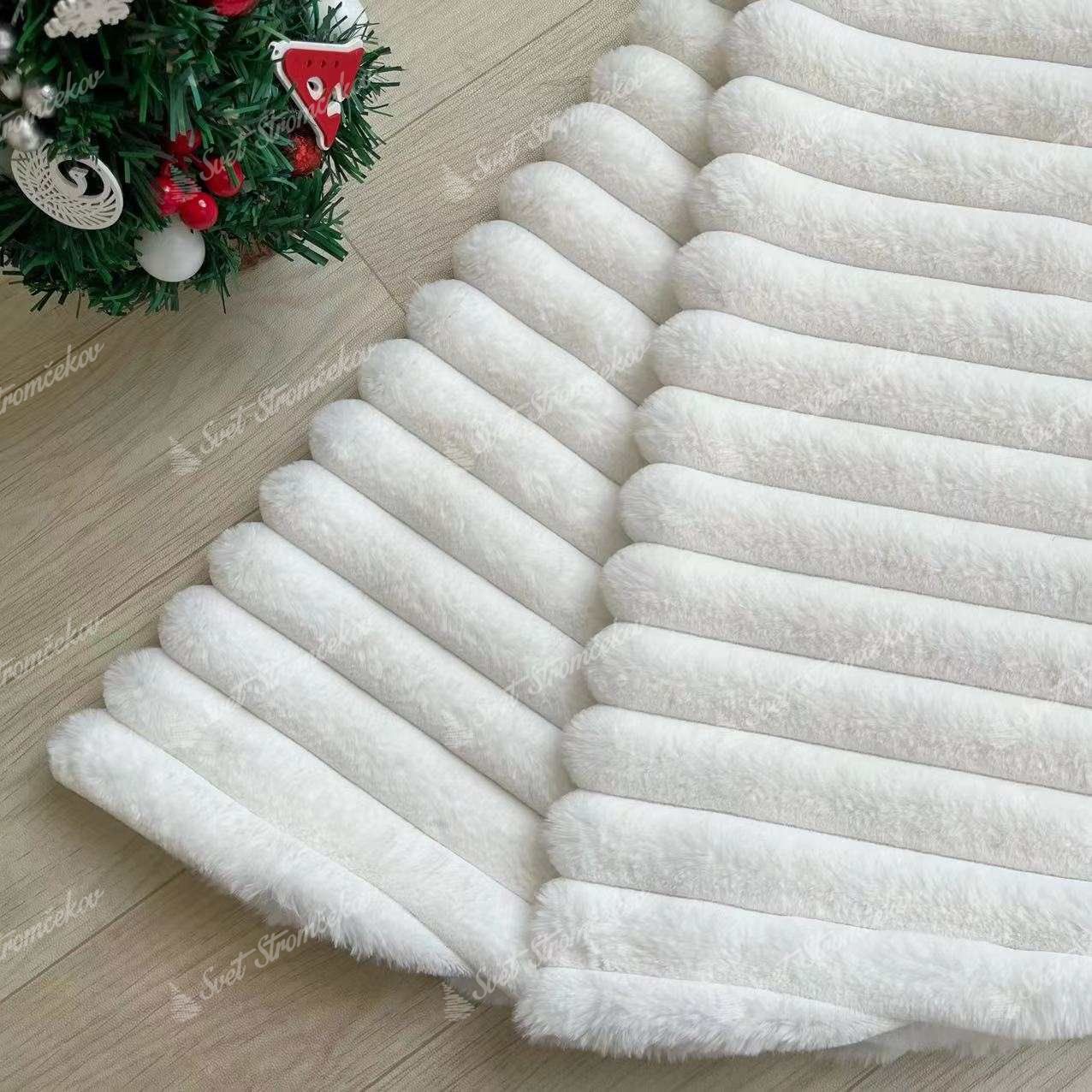 Dywanik biały prążkowany pod choinkę 122cm