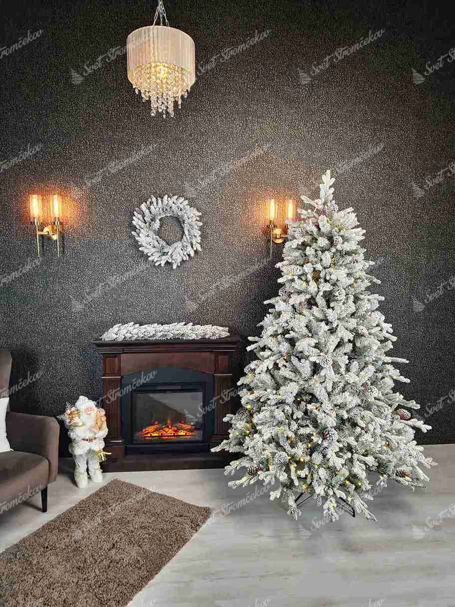 Umelý vianočný stromček 3D Smrek Polárny 210cm 550LED máhusto zasnežené vetvičky, ktoré sú ozdobené šiškami.