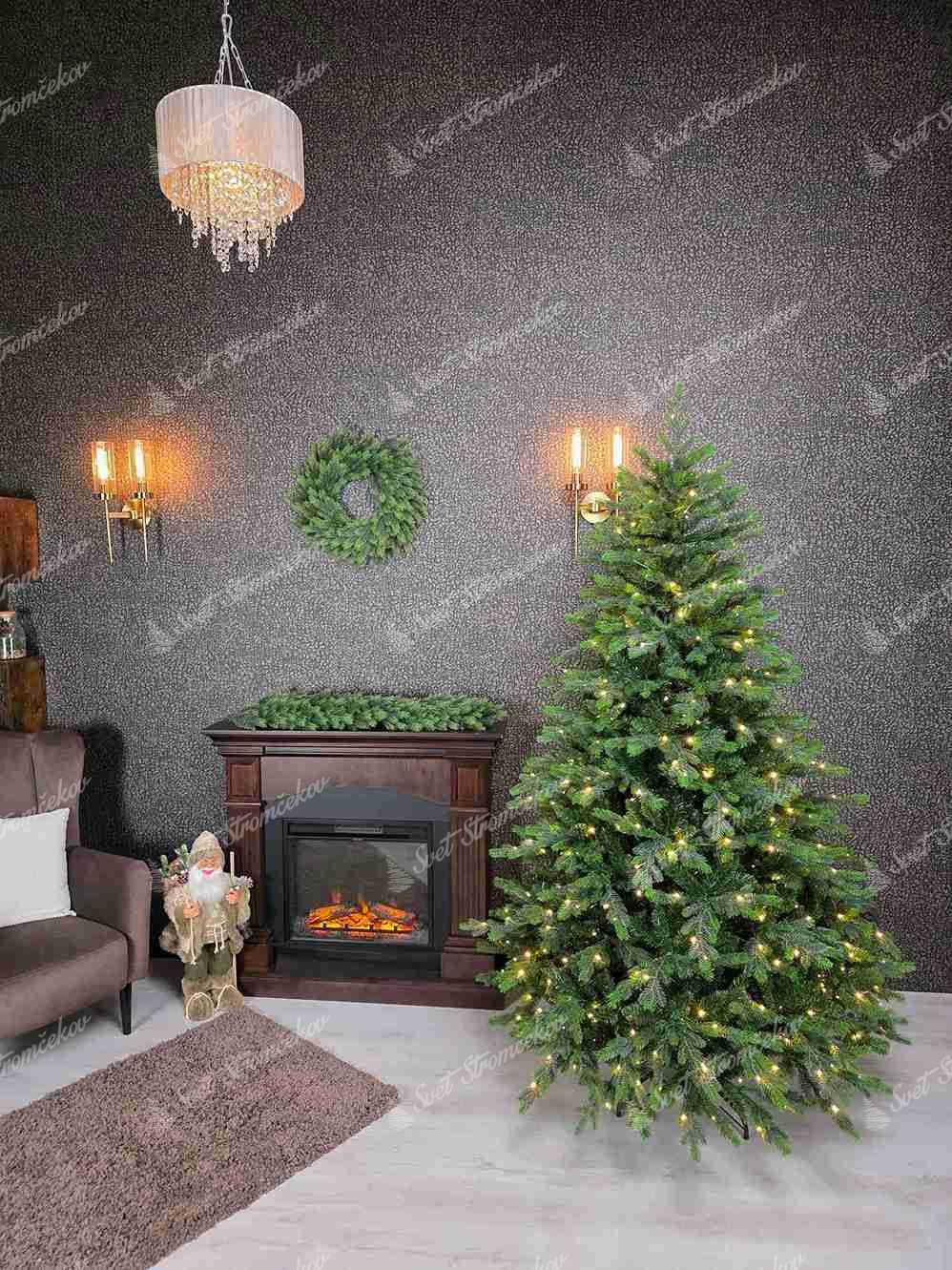 Umelý vianočný stromček 3D Smrek Taliansky LED, má vetvičky v kombinácii bledšej a tmavšej zelenej