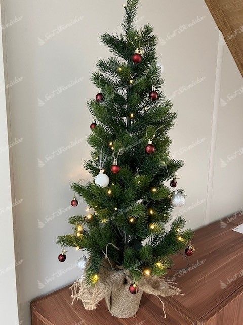 Umelý vianočný stromček 100% 3D Mini Smrek 90cm LED70, stromček je ozdobený medenými a bielymi ozdobami.