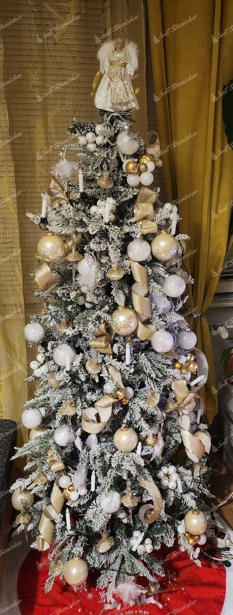 Umelý vianočný stromček 3D Jedľa Biela Štíhla 180cm LED250 ozdobený bielmyi a zlatými ozdobami. Na špici stromčeka je anjel.