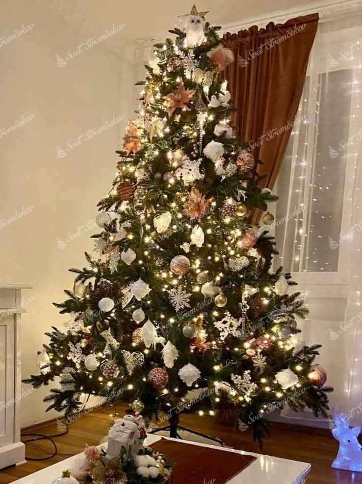 Umelý vianočný stromček 3D Jedľa Dánska 240cm, mohutný stromček so zeleným ihličím je ozdobený bielymi a ružovými ozdobami.