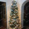 Umelý vianočný stromček 3D Jedľa Pyrenejská 210cm LED480. Stromček so zeleným ihličím je ozdobený bielymi a modrými ozdobami.