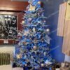 Umelý vianočný stromček 3D Jedľa Sibírska 240cm ozdobený striebornými a ružovými ozdobami. Na špici je strieborná hviezda.