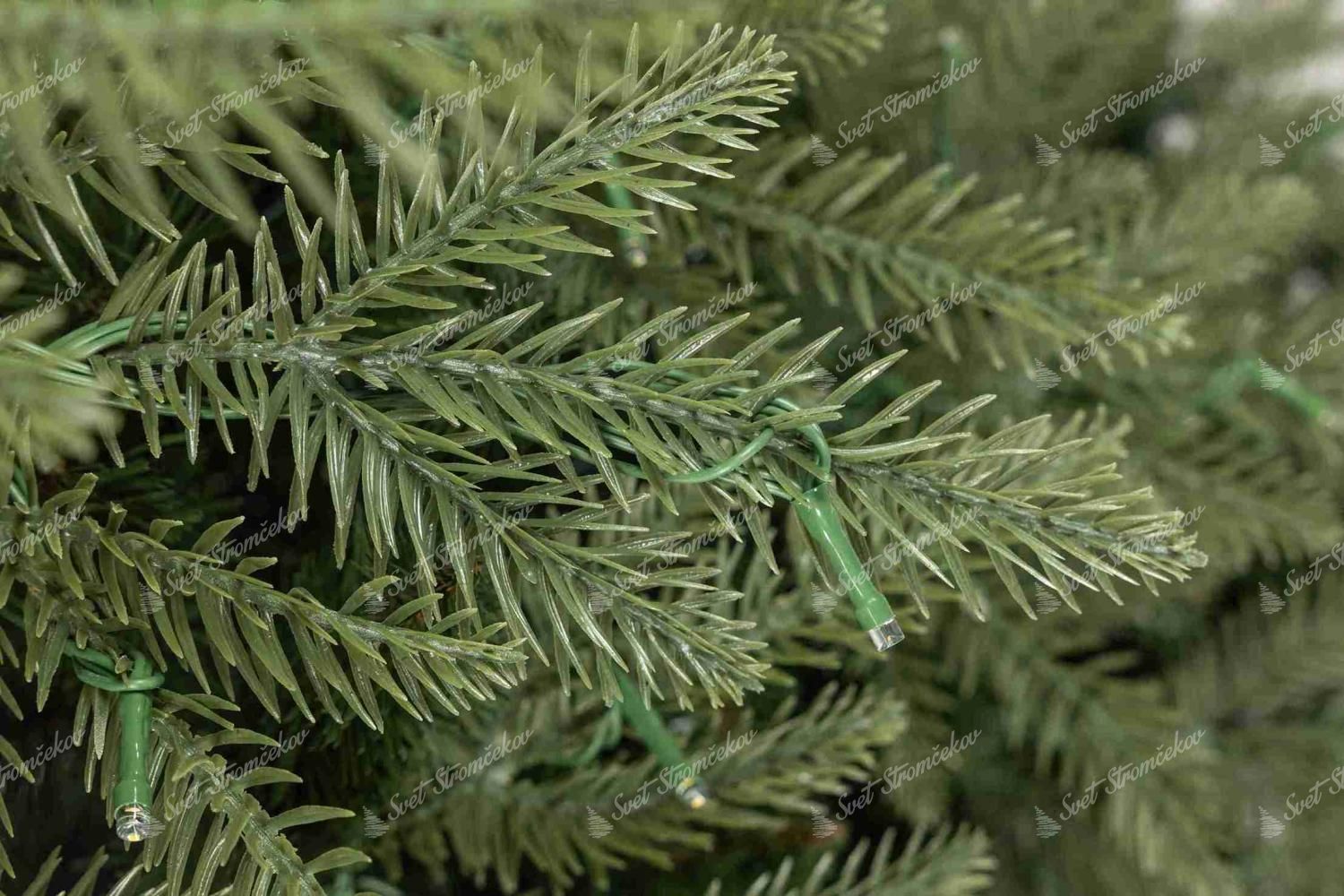 Detail vetvičky vianočného stromčeka 3D Jedľa Štíhla, ihličie má prirodzenú zelenú farbu