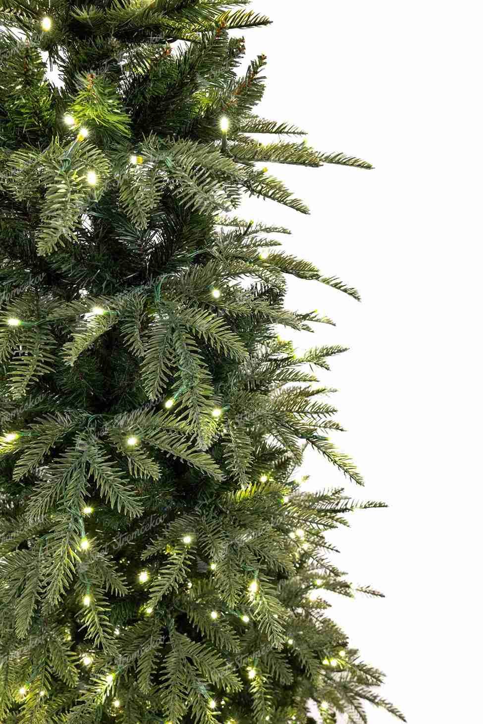 Detail vianočného stromčeka 3D Jedľa Štíhla LED, ihličie má prirodzenú zelenú frabu