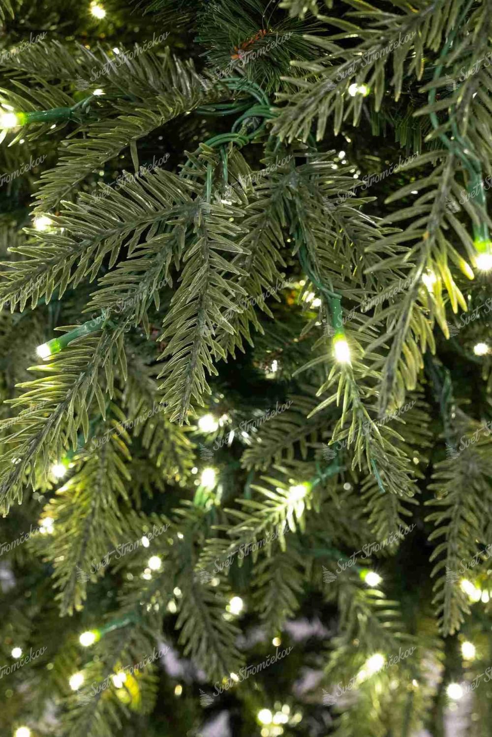 Detail vetvičiek vianočného stromčeks 3D Jedľa Štíhla LED, ihličie má prirodzenú zelenú farbu