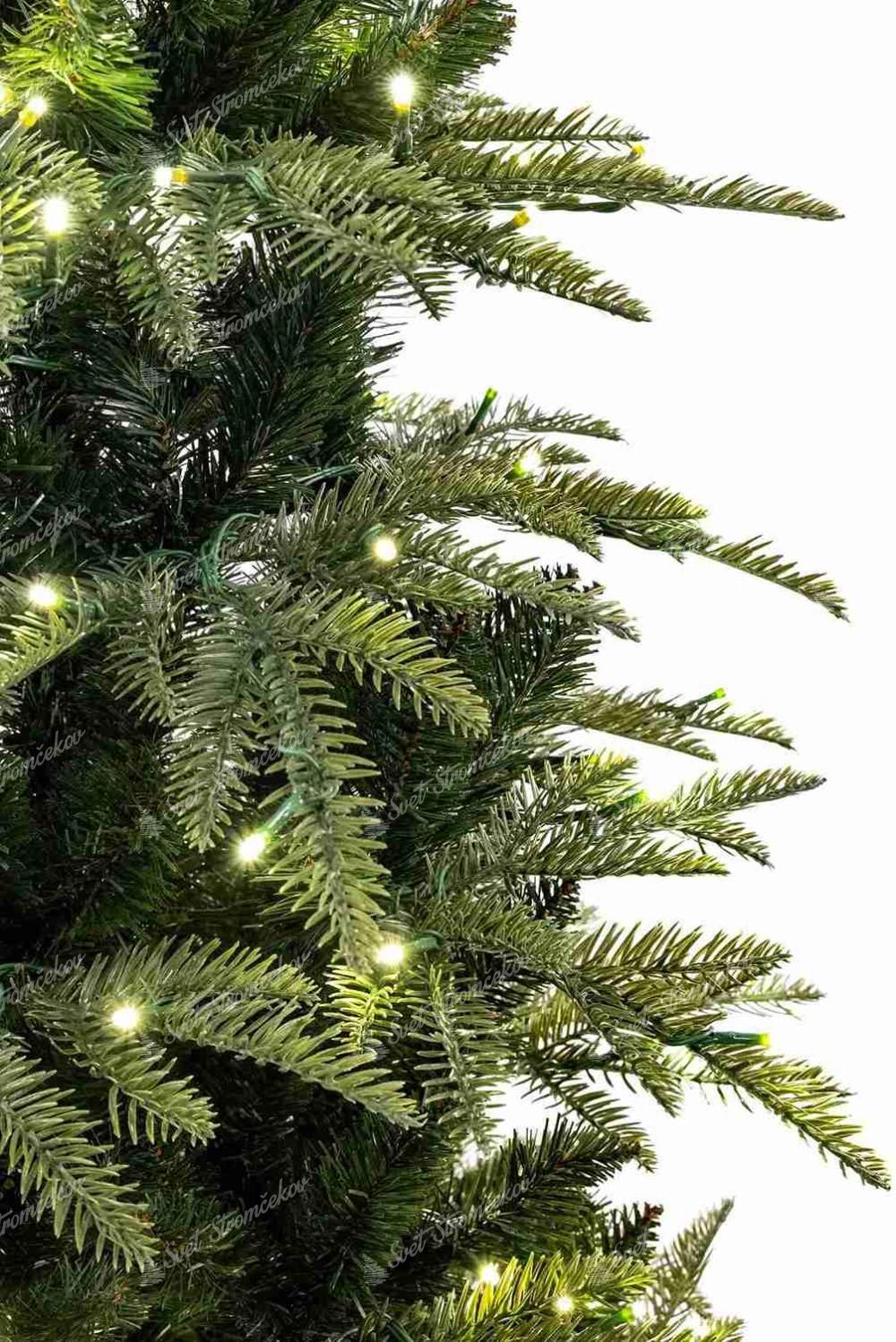 Detail vianočného stromčeka 3D Jedľa Štíhla LED, ihličie má zelenú farbu