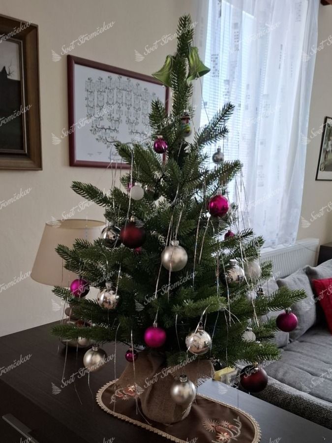 Umelý vianočný stromček 3D Mini Jedlička 90cm LED50 je ozdobený striebornými a ružovými ozdobami.