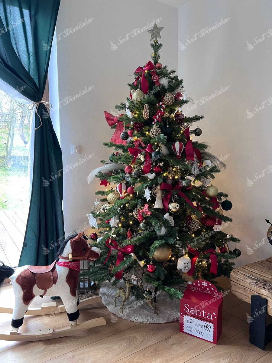 Umelý vianočný stromček 3D Smrek Exkluzívny 180cm ozdobený červeno-bielymi, zelenými a zlatými ozdobami.