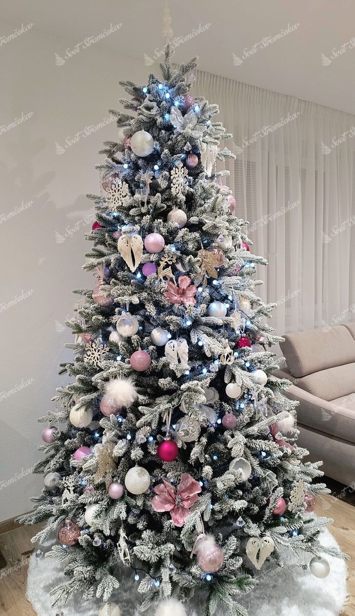 Umelý vianočný stromček 3D Smrek Kráľovský 240cm je husto ozdobený ružovými a bielymi ozdobami.