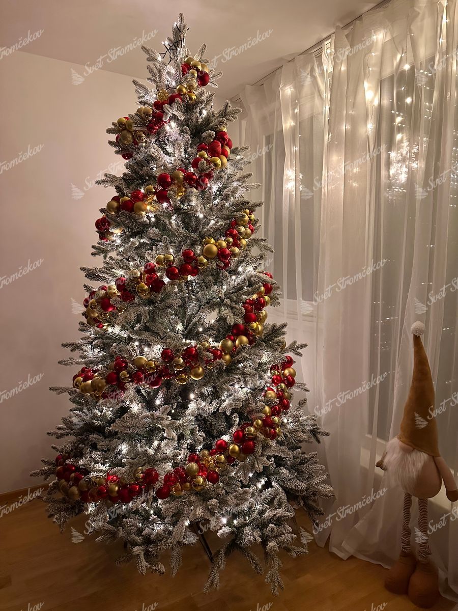 Umelý vianočný stromček 3D Smrek Kráľovský 240cm je ozdobený červenými a zlatými vianočnými guľami.
