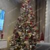 Umelý vianočný stromček 3D Smrek Kráľovský 240cm LED500, stromček je husto ozdobený červenými a bielymi vianočnými ozdobami,