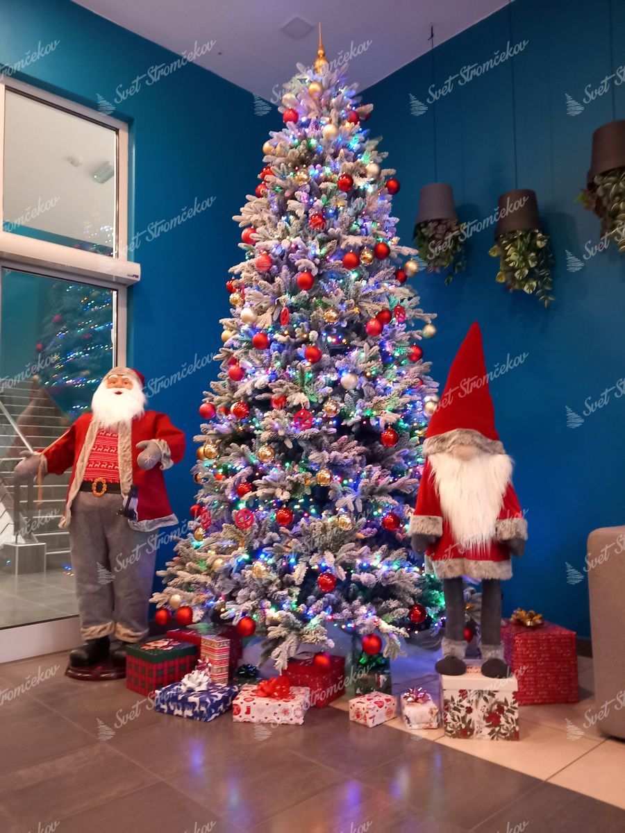 Umelý vianočný stromček 3D Smrek Kráľovský 300cm, stromček je ozdobený červenými a zlatými vianočnými guľami.