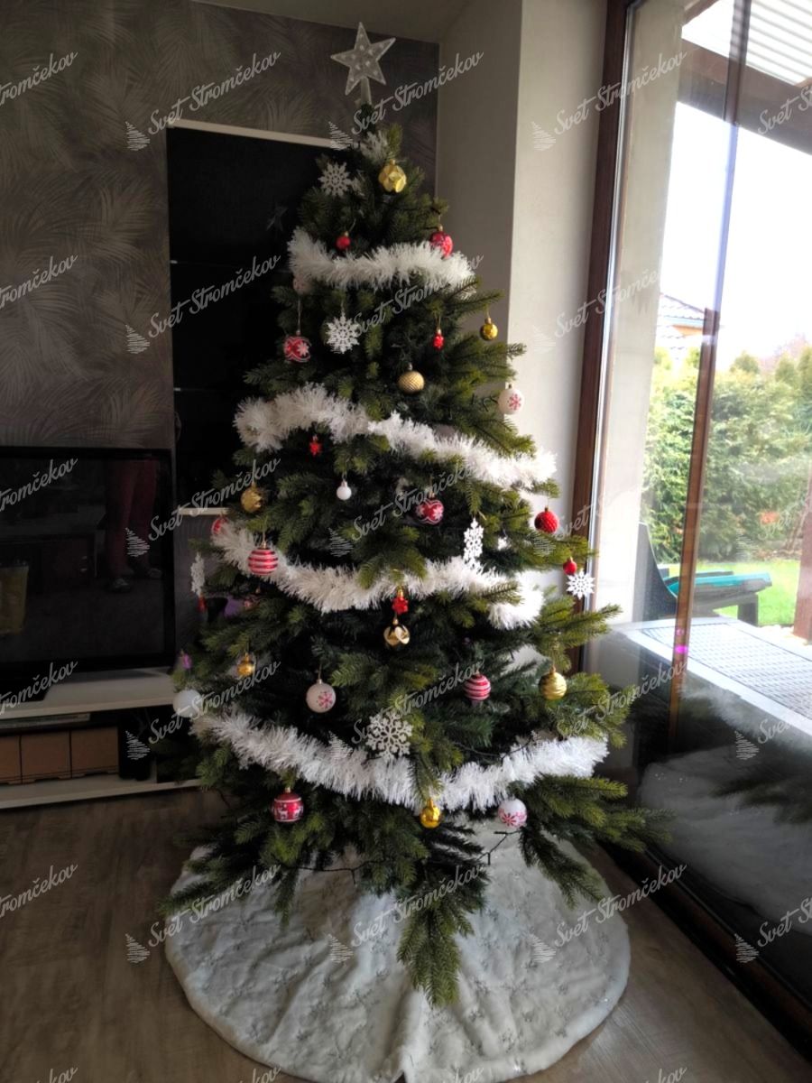 Umelý vianočný stromček 3D Smrek Škandinávsky 180cm, stromček je ozdobený červenými, zlatými a bielymi ozdobami.