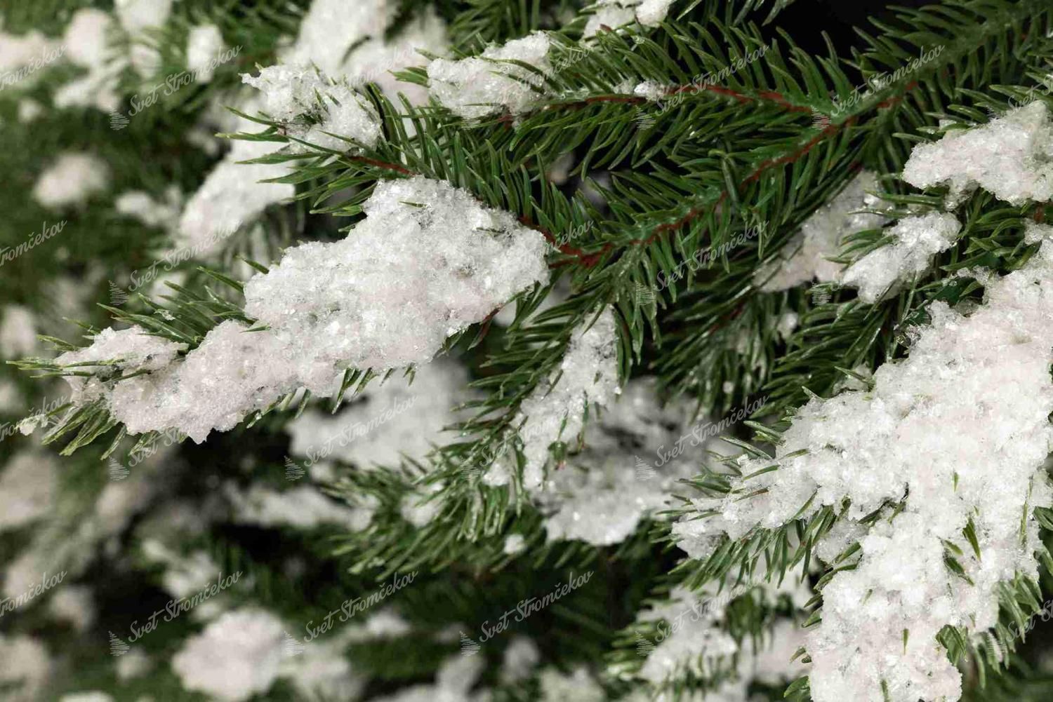 Umelý vianočný stromček 3D Smrek Zimný má na vetvičkách vrstvy snehu