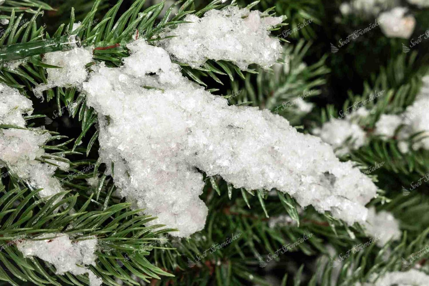 Umelý vianočný stromček 3D Smrek Zimný má na vetvičkách vrstvy snehu