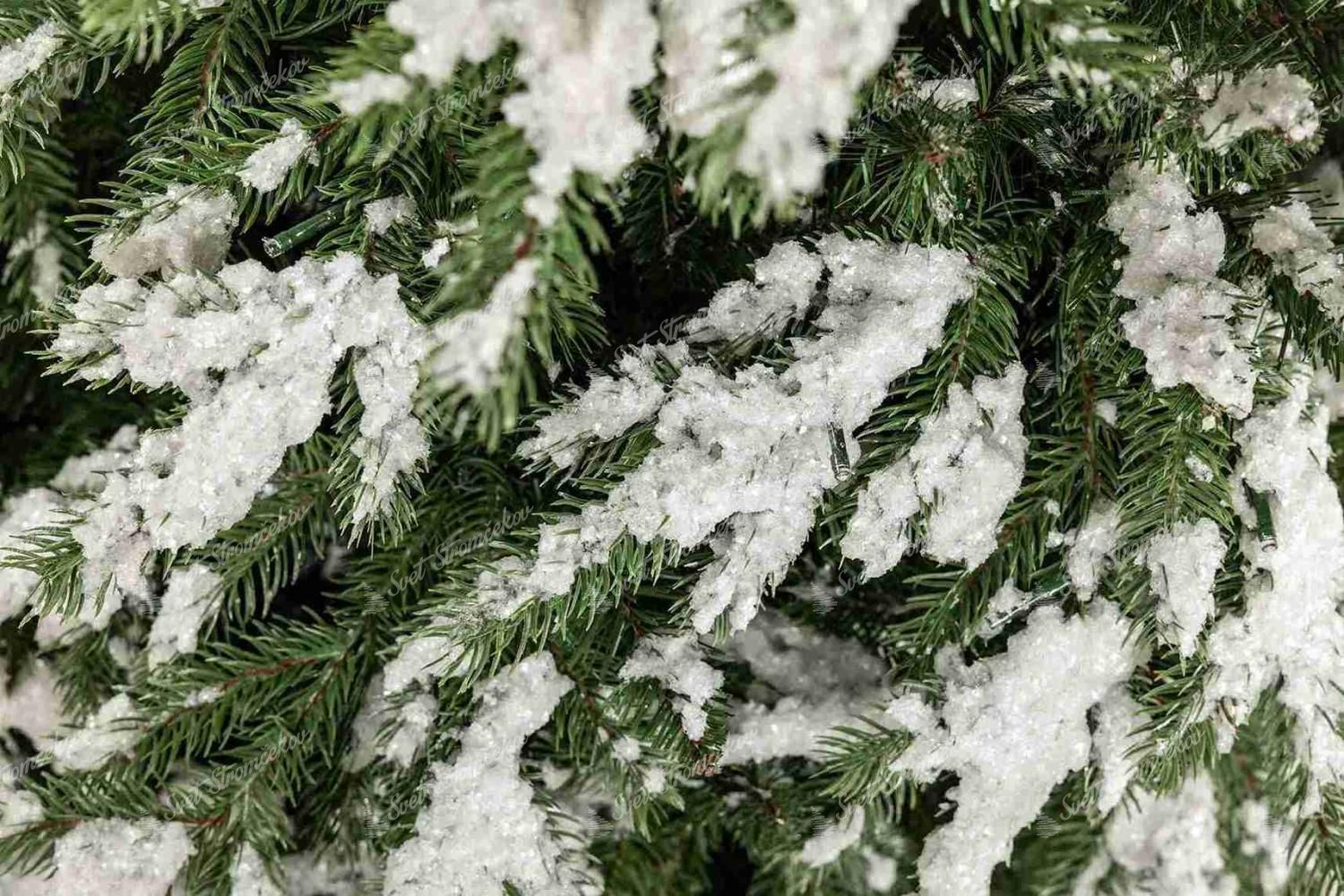 Umelý vianočný stromček 3D Smrek Zimný má na vetvičkách vrstvy snehu