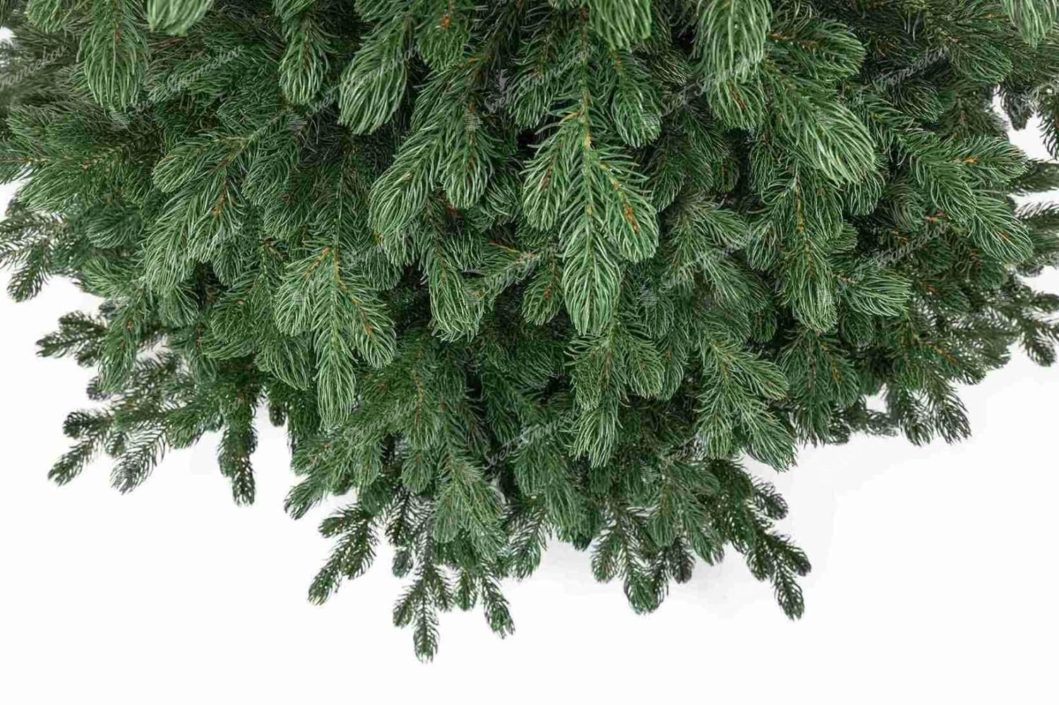 Detail vianočného stromčeka FULL 3D Smrek Bavorský. Má mohutné vetvičky tmavozelenej farby.