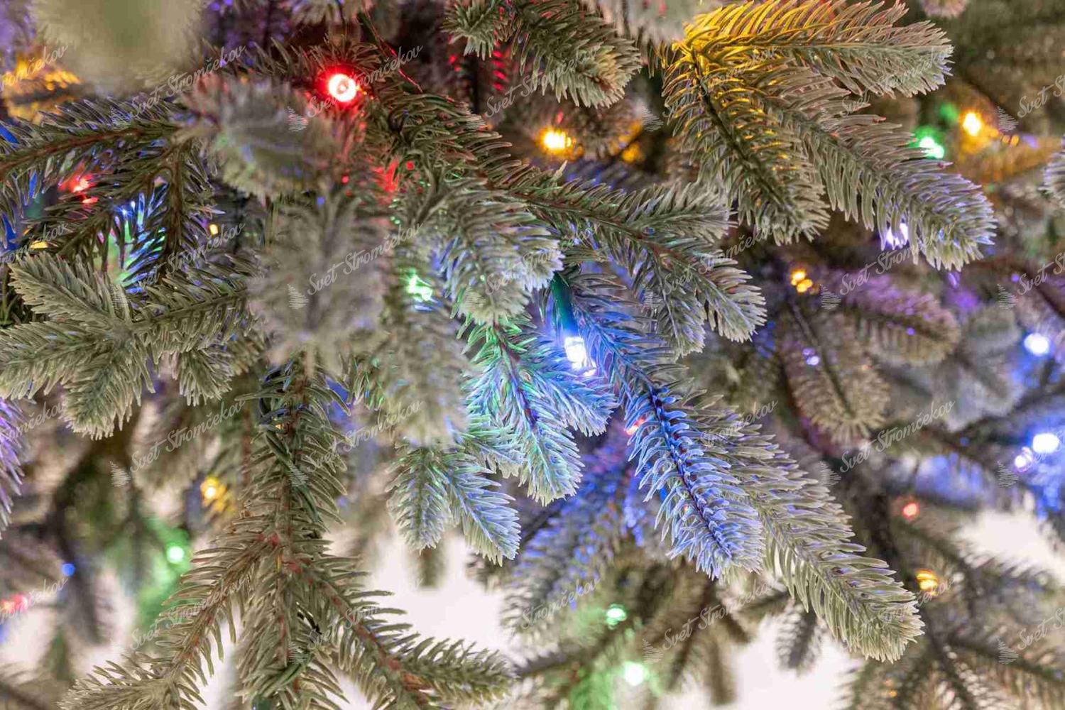 Umelý vianočný stromček FULL 3D Smrek Pichľavý LED má zelené ihličie