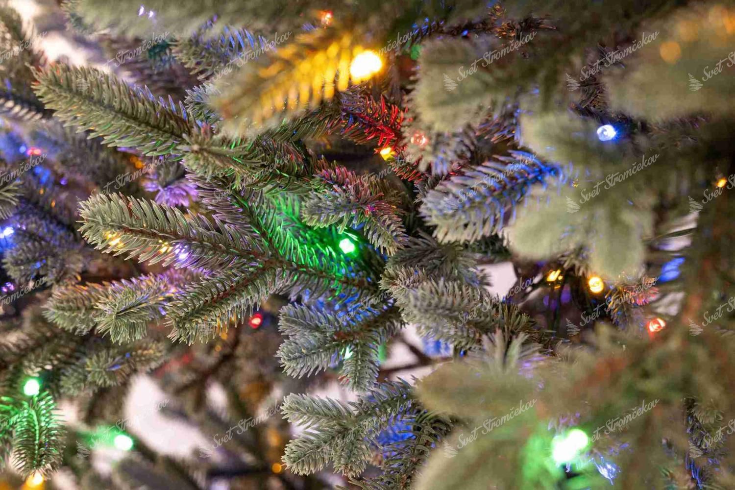 Umelý vianočný stromček FULL 3D Smrek Pichľavý LED má zelené ihličie