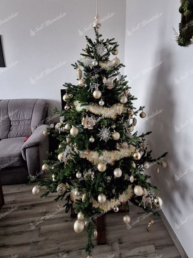 Umelý vianočný stromček FULL 3D Smrek Prírodný 180cm, stromček je ozdobenýzlatými vianočnými ozdobami.