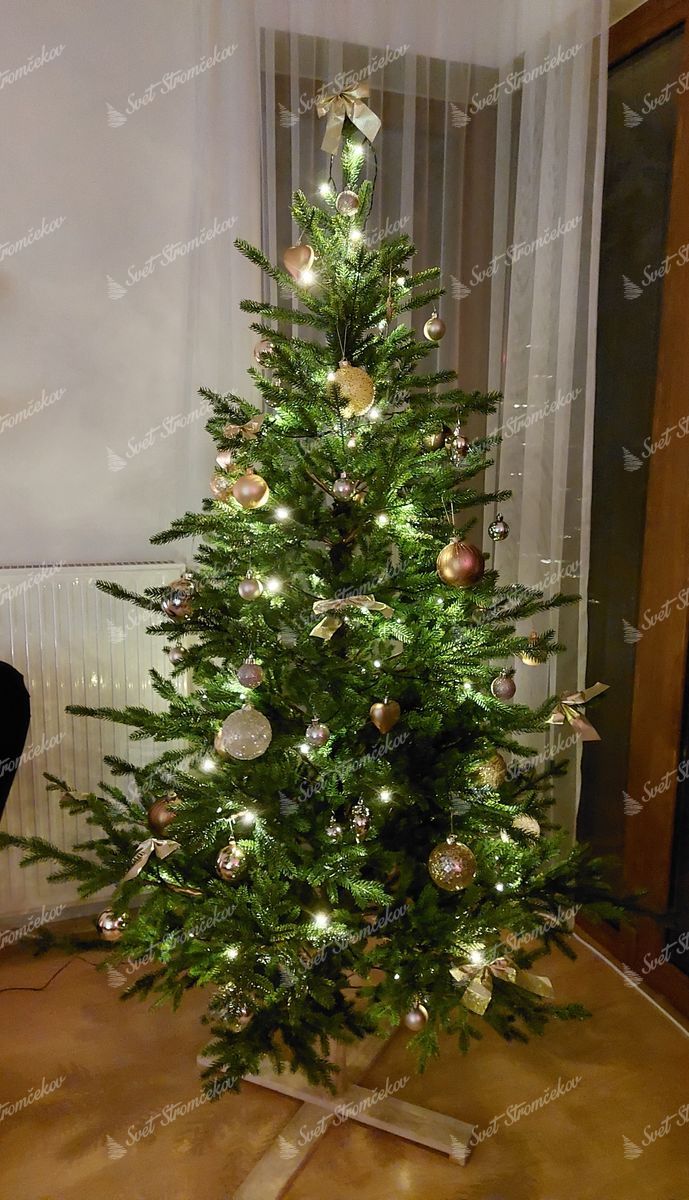 Umelý vianočný stromček FULL 3D Smrek Prírodný 180cm, stromček je ozdobený zlatými a bielym i vianočnými ozdobami.