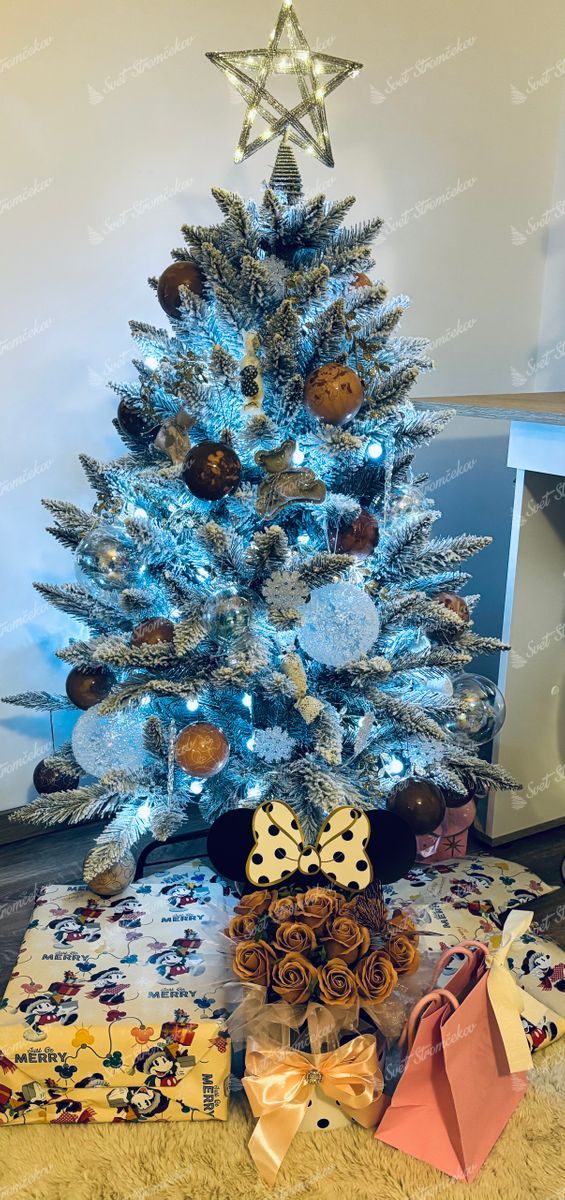 Umelý vianočný stromček Smrek Biely 120cm je ozdobený zlatými, čiernymi a striebornými ozdobami.