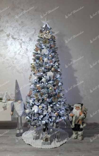 Umelý vianočný stromček Smrek Biely Úzky 210cm. Stromček je ozdobený bielymi a zlatými ozdobami.
