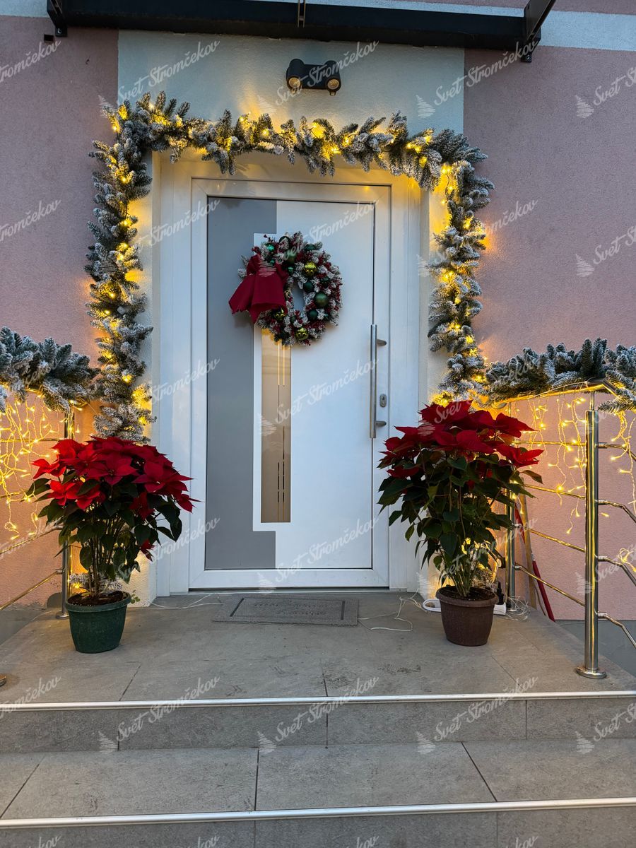 Vianočná girlanda zasnežená 270cm nad vchodovými dverami a zábradlí.