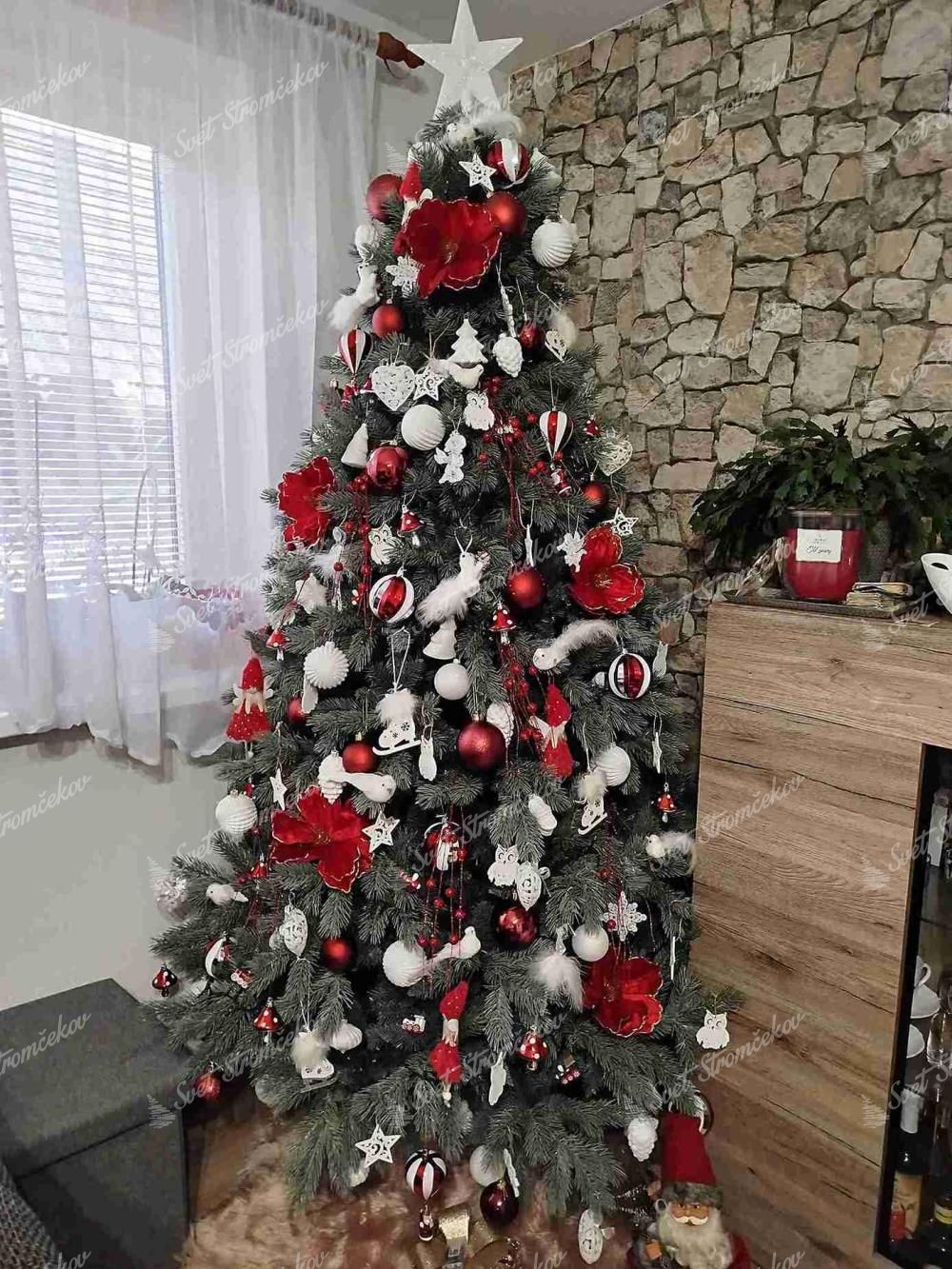 Vianočný stromček 3D Borovica Strieborná 210cm. Stromček je ozdobený v červeno-bielej kombinácii a na špici stromčeka je hviezda.