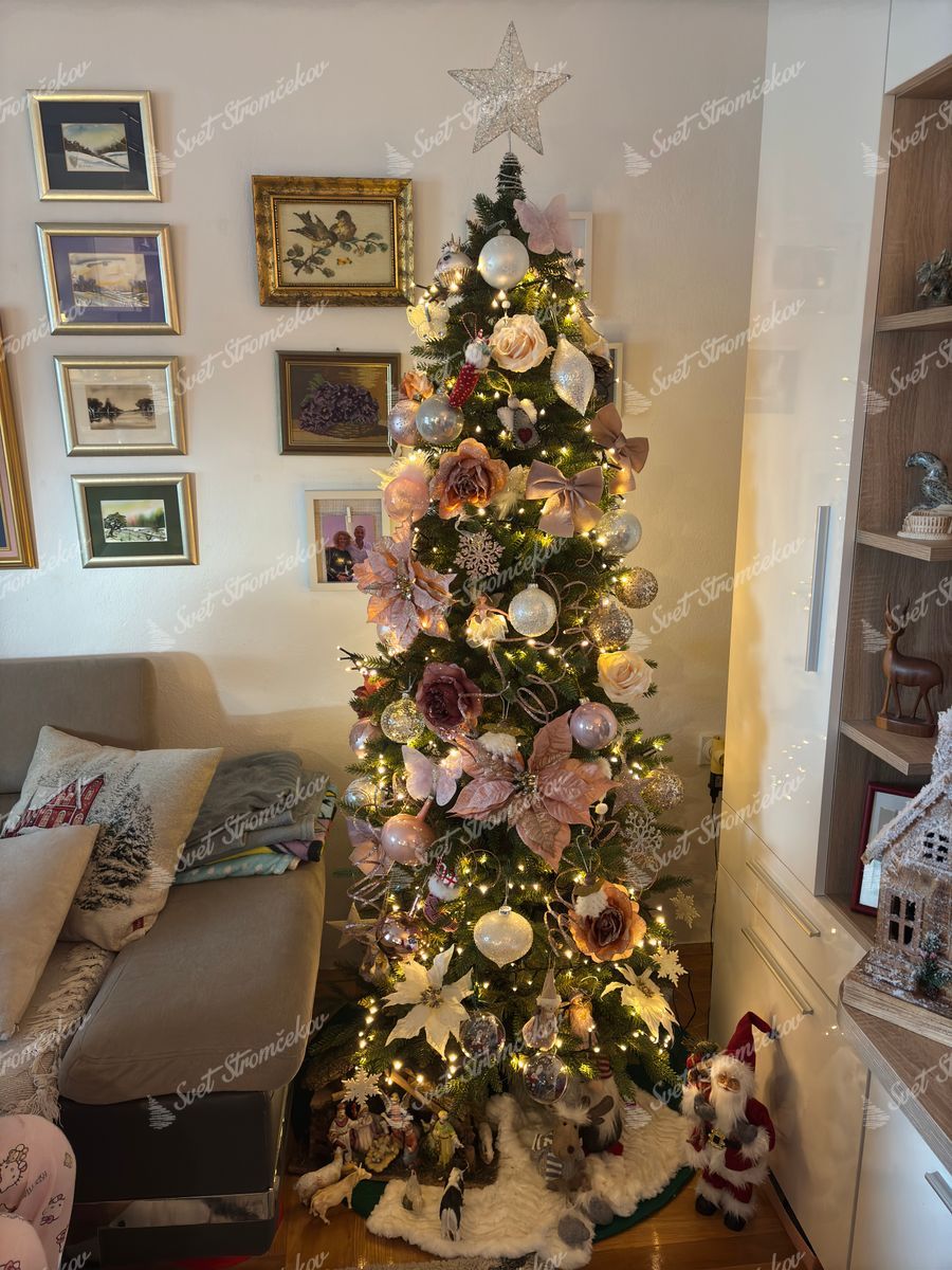 Vianočný stromček 3D Smrek Štíhly 180cm je husto ozdobený ružovými, bielymi a zlatými ozdobami a vianočnými ružami.