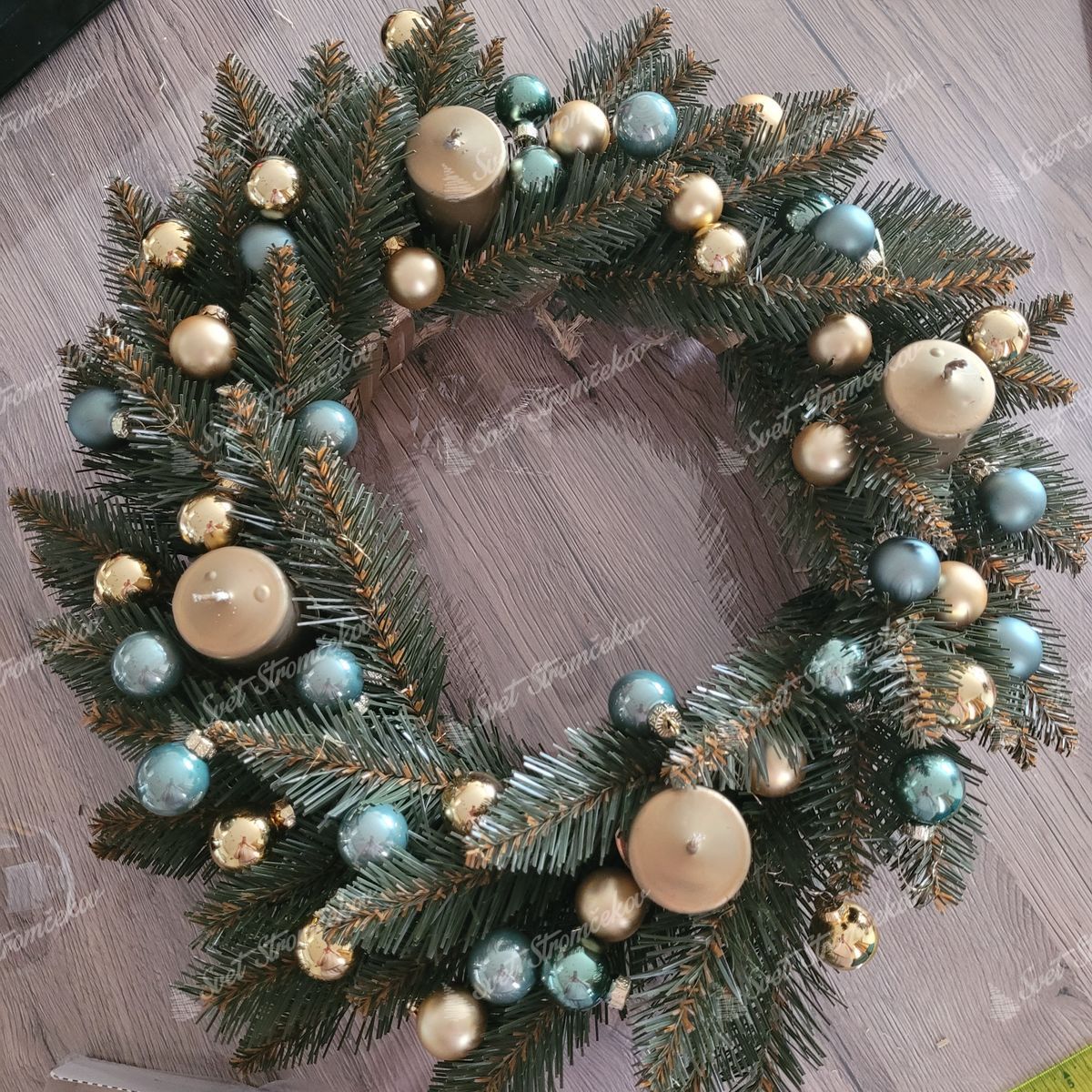 Vianočný veniec Smrek Nórsky 50cm. Veniec so svetlozelenými vetvičkami je odzobený zlatými a modrými ozdobami a sviečkami.