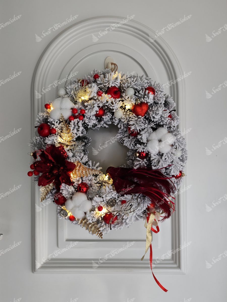 Vianočný veniec Smrek Tatranský zasnežený 45cm. Husto zasnežený veniec je ozdobený červenými, zlatými a bielymi ozdobami.