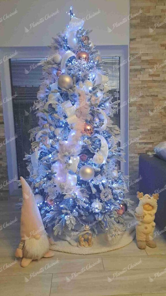Ozdobiona choinka sztuczna biała PE Świerk Królewski 210 cm
