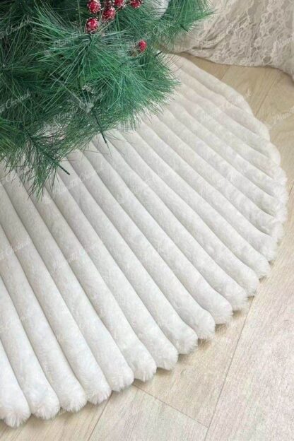 Dywanik biały prążkowany pod choinkę 90cm