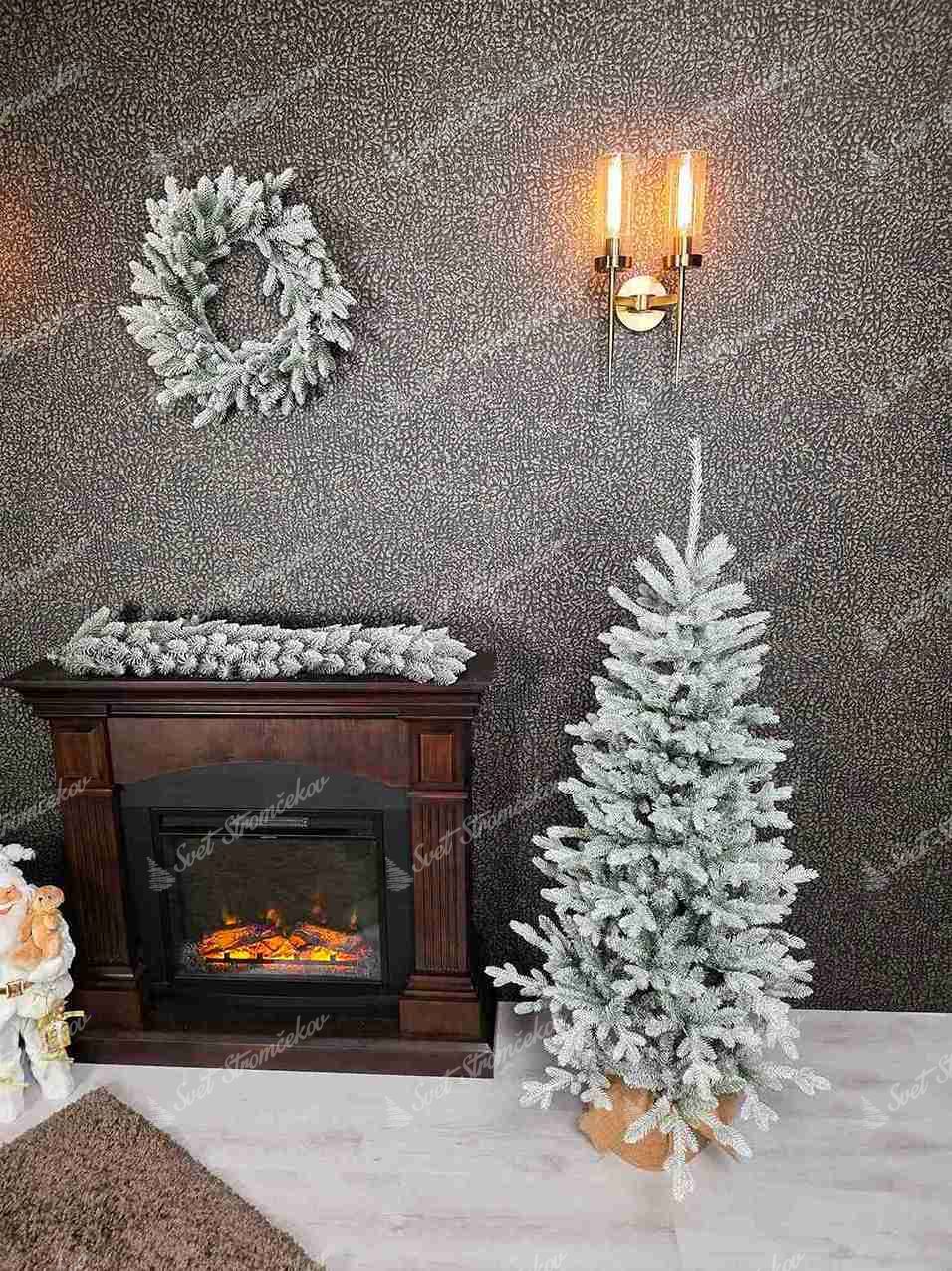 Umelý vianočný stromček 3D Smrek Mrazivý v kvetináči má jemne zasnežené vetvičky s trblietkami