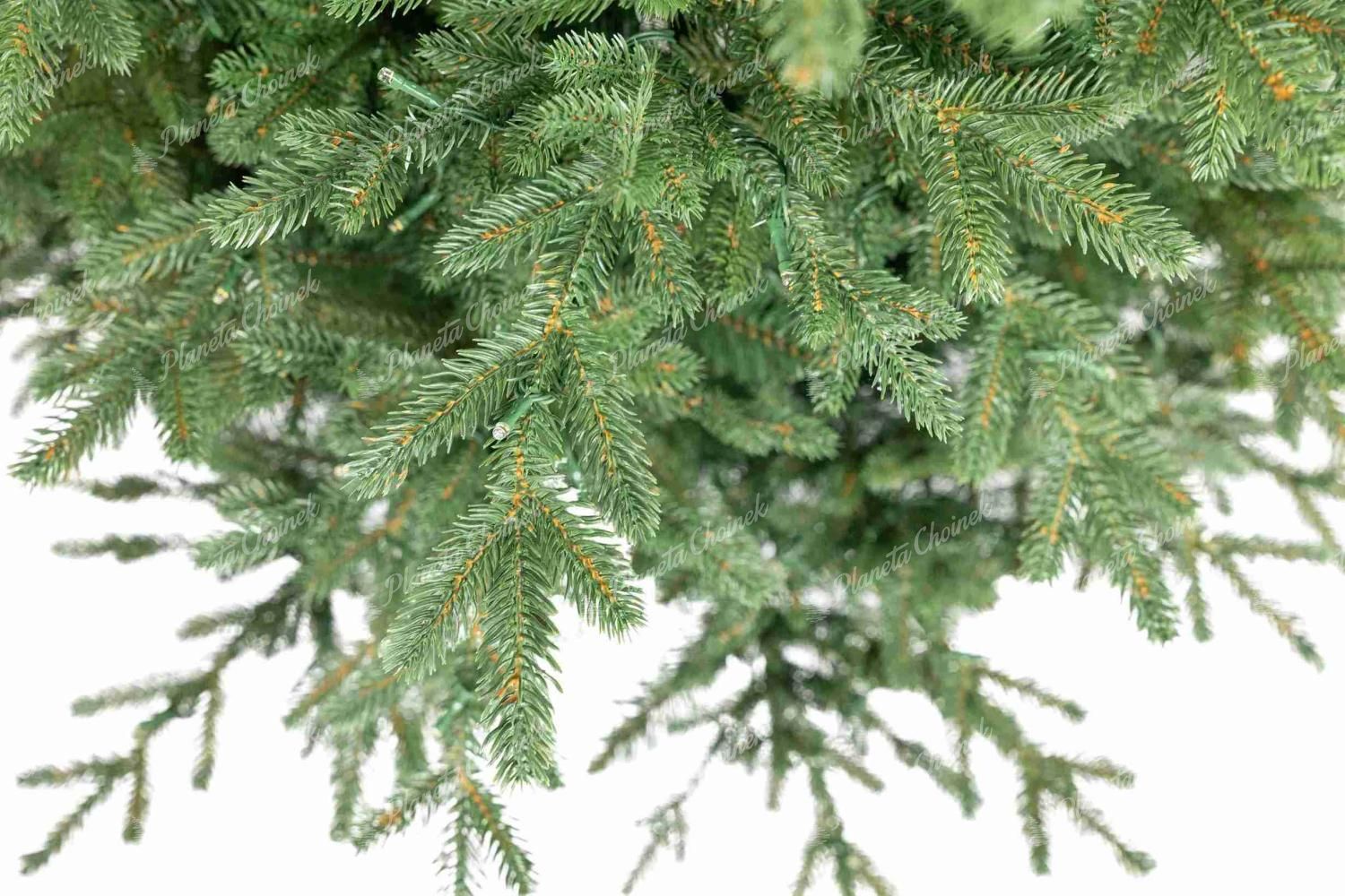 Detal sztucznej choinki PE Świerk Estoński, Gałązki wyglądają jak prawdziwe i mają naturalny zielony kolo